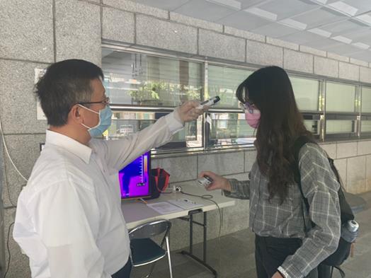 圖片標題:03董副校長於學生位城中測量體溫 (Copy)