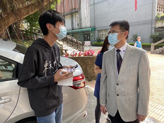 圖片標題:01校長感謝一同加入測量體溫的學生志工 (Copy)