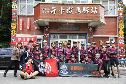 圖片標題:圖二：傳騎團隊於壽卡鐵馬驛站前合影。 (Copy)