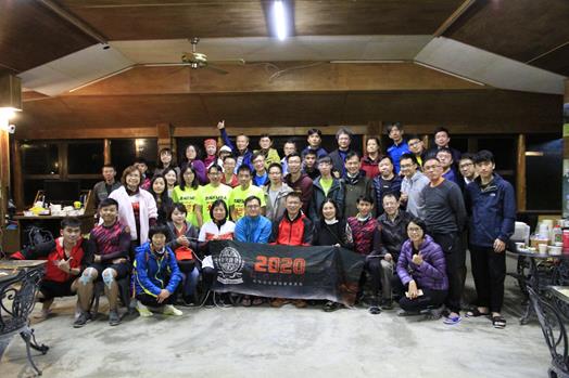 圖片標題:圖三：潘維大校長、社會資源處、台北市校友會、商學院EMBA、企管系EMBA以及騎心的學長姐們到磚窯民宿為勇士們應援。 (Copy)