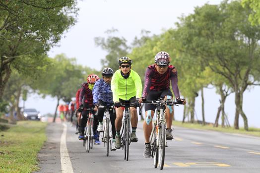 圖片標題:圖五：傳騎團隊馳騁於花蓮綠色大道上。 (Copy)