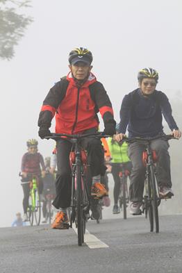 圖片標題:圖四：潘維大校長領軍學長姐們一同參與陪騎。 (Copy)