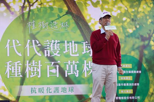 圖片標題:圖一：校友總會劉詩聖總顧問上台致詞，宣揚東吳公益日環保理念。 (Copy)