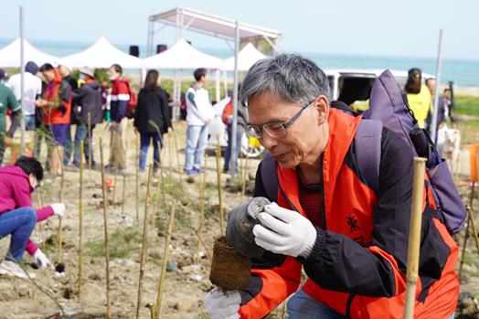 圖片標題:圖三：台北市校友會陳惠貴理事長小心翼翼地取出小樹樹苗。 (Copy)