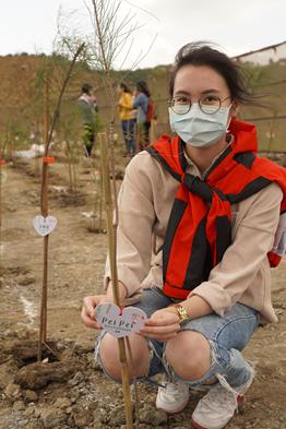 圖片標題:圖五：校友們繫上愛心小樹樹牌。 (Copy)