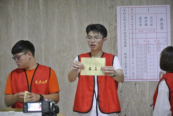 圖片標題:城中選務人員進行開得票計票及錄影