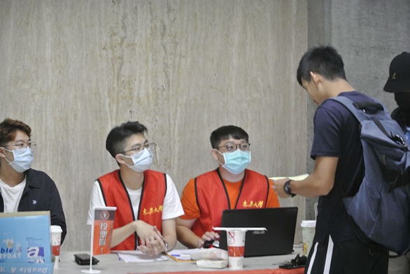 圖片標題:城中選務人員協助同學投票步驟說明