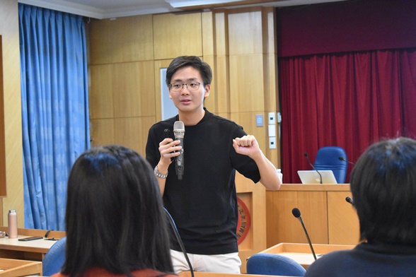 圖片標題:01_方君竹認真演講的神情