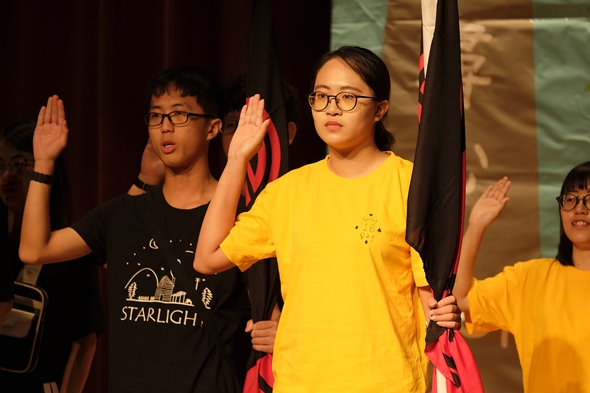 圖片標題:01服務隊隊長帶領宣誓