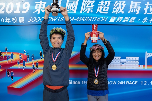 圖片標題:2019東吳超馬-24小時男女冠軍合影(日本石川佳彥及香港吳益華)