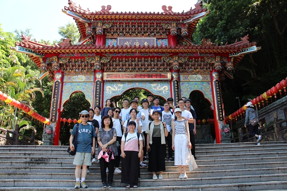 圖片標題:02國史館陳儀深館長(前排左一)帶領黃秀端院長(前排左二)及學生實地走訪芝山岩，並介紹其地景及過去的戰略位置