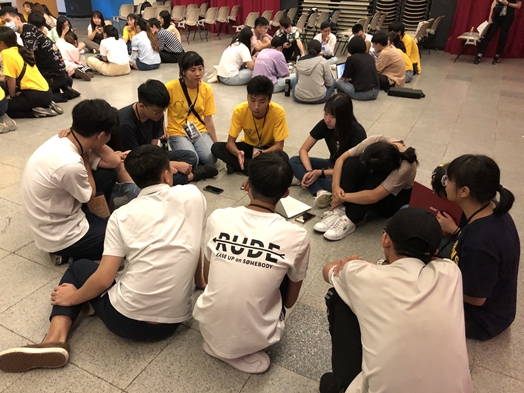 圖片標題:04.小組討論企畫書