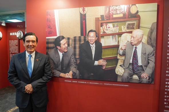 圖片標題:圖一、嚴家淦法學講座教授馬英九與2001年的自己合影