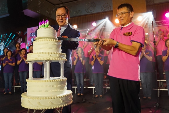 圖片標題:圖十、東吳大學校友總會理事長劉吉人(左)及東吳大學校長潘維大(右)祝東吳120生日快樂