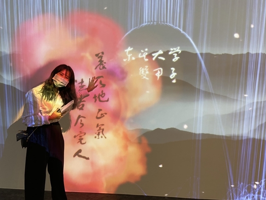 圖片標題:圖六、東吳懷恩數位校史館迎賓牆，輕觸飛瀑流洩，跳出東吳校訊「養天地正氣 法古今完人」