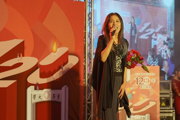 圖片標題:圖九、民歌歌手曾淑勤高歌，曾淑勤畢業於東吳法律系