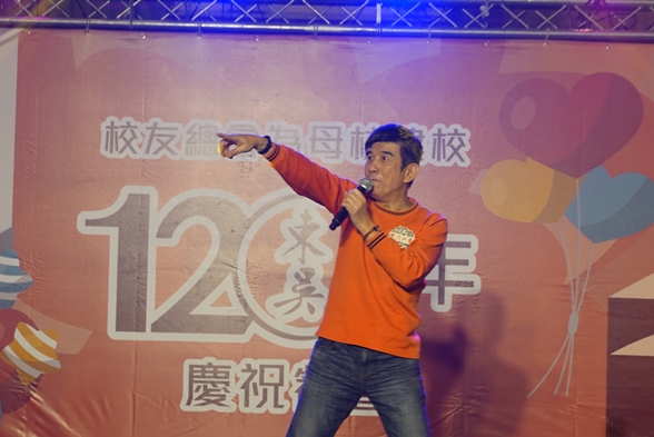 圖片標題:圖八、資深民歌手葉佳修於東吳校慶餐會獻唱，葉佳修畢業於東吳政治系