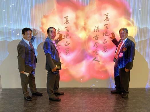 圖片標題:董副校長輕觸迎賓牆