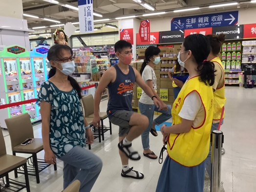 圖片標題:圖三：三分鐘原地抬膝踏步(心肺適能)檢測