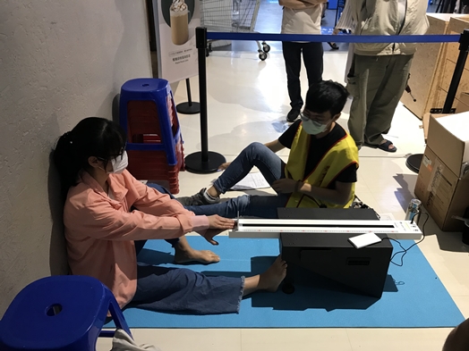 圖片標題:圖五：柔軟度(護背式體前彎)檢測 