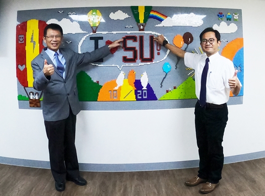 圖片標題:圖四：校長與學務長為城中二大樓社團空間完成啟用儀式