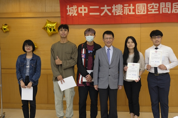 圖片標題:圖一：校長頒發108學年度社團搬遷規劃屬性代表證書 (1)