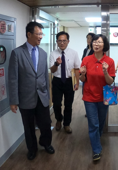 圖片標題:圖五：群美中心廖芝萱主任為校長、學務長以及總務長導覽社辦空間