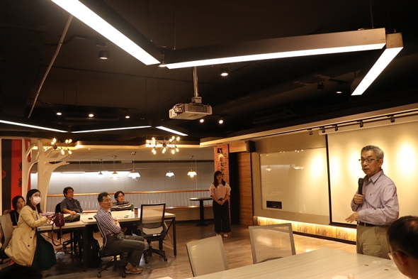 圖片標題:01創河塾塾長溫肇東先生作為主持人開場.