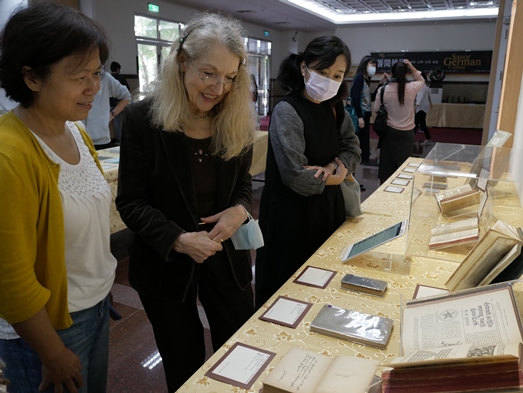 圖片標題:5參觀書展