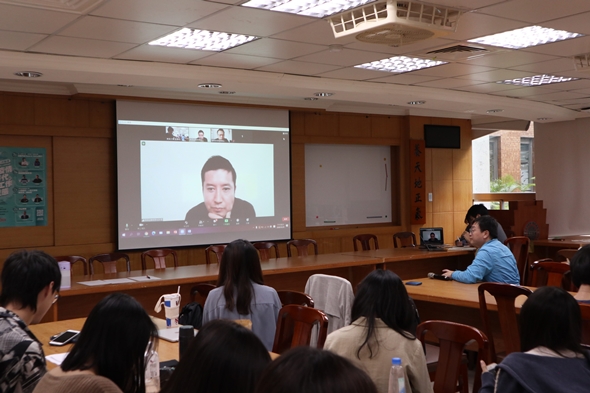 圖片標題:04森田陸（投螢幕上）介紹靜岡移住計畫與多據點工作型態-min