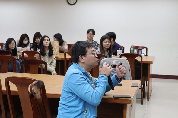 圖片標題:03金魚厝邊彭仁鴻老師作為主持人開場-min