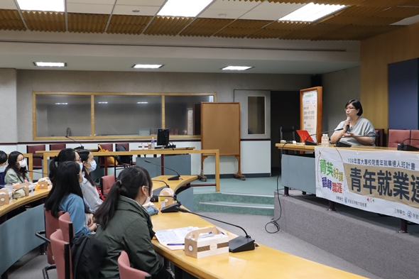 圖片標題:01老師同學們互動