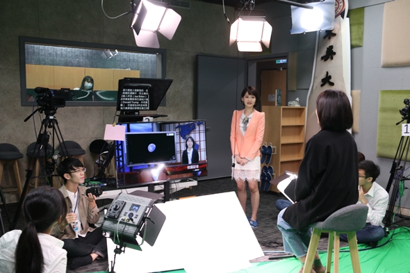 圖片標題:03主播廖婕妤指導同學播報新聞