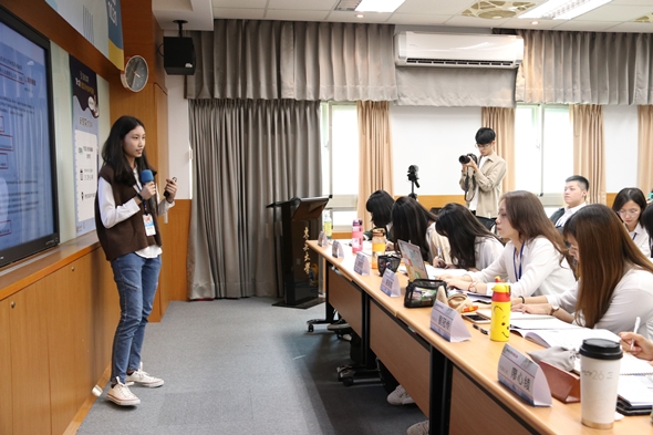 圖片標題:05副總編輯趙翊君演講和同學認真作筆記