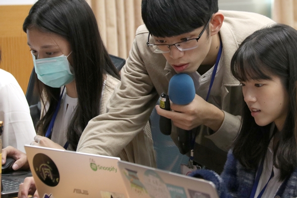 圖片標題:06總編輯藍怡凱親自指導剪接