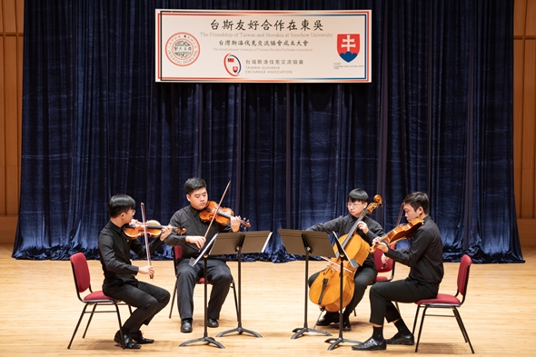 圖片標題:08音樂系同學帶來弦樂四重奏