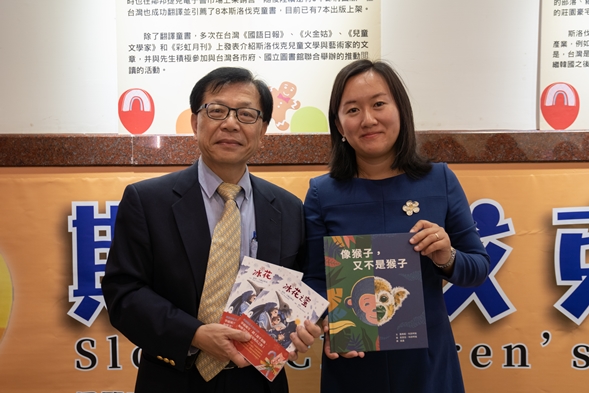 圖片標題:10梁晨博士與張家銘主任為童書展揭幕