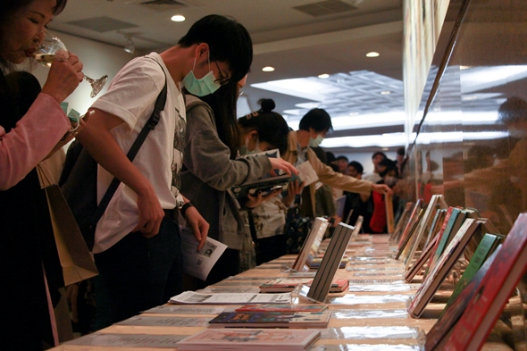 圖片標題:11童書展現場吸引眾多同學參與