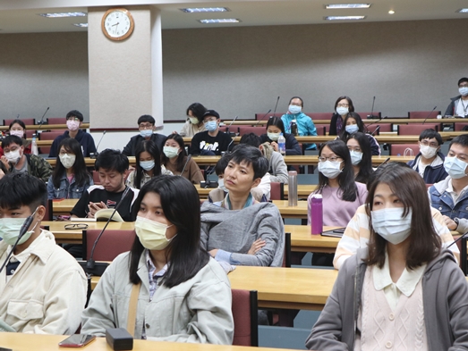 圖片標題:05 同學專心聆聽導演談話