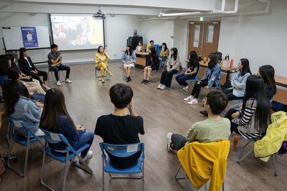 圖片標題:1.圓形座位的演講方式