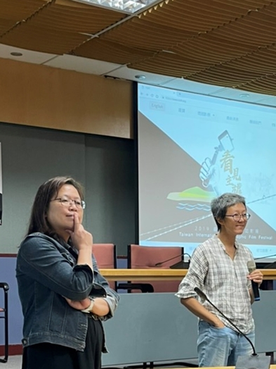 圖片標題:4導演與何撒娜老師合影