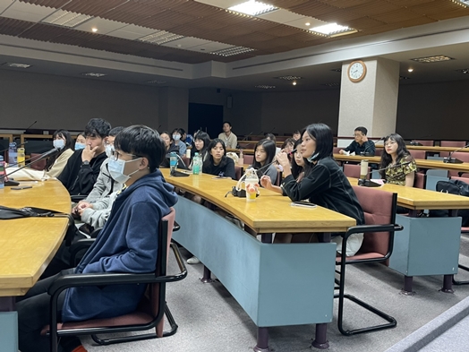 圖片標題:3.同學認真發問jpg