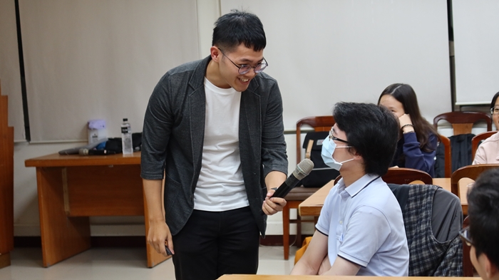 圖片標題:01蘇漢賢學長與台下聽眾互動