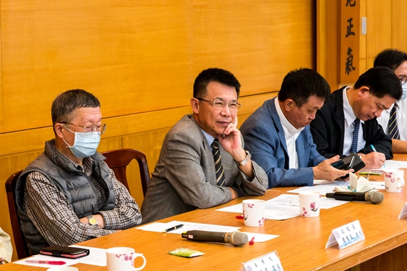 圖片標題:05潘校長認真聽取學生意見