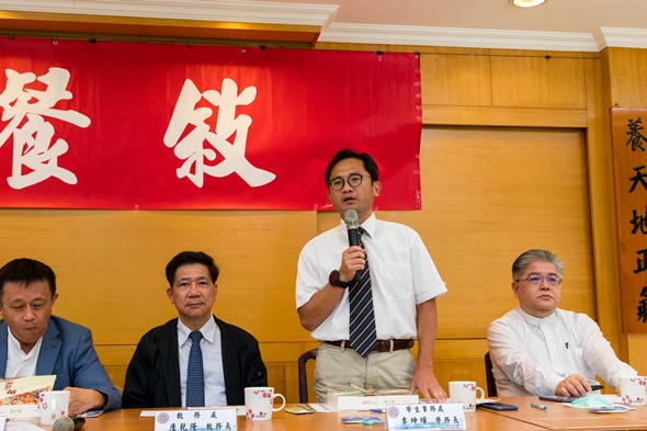 圖片標題:06李學務長與同學說明關於宿舍費調整一事