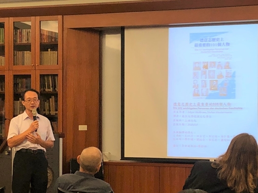 圖片標題:圖四：廖揆祥老師介紹新書