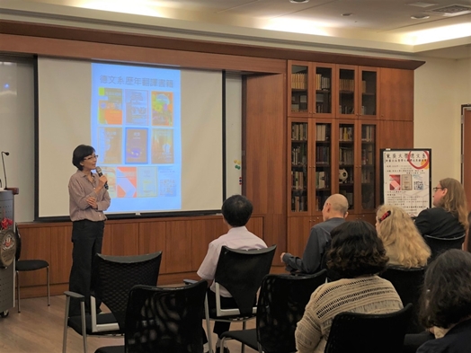 圖片標題:圖一：陳姿君主任為觀眾開場