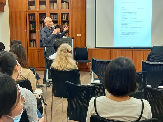 圖片標題:圖二：嚴家仁老師為觀眾引言