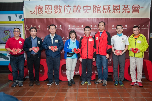 圖片標題:圖說3：陳鴻智學長(右3)頒發春風送暖獎盤表揚捐款人。 (3)
