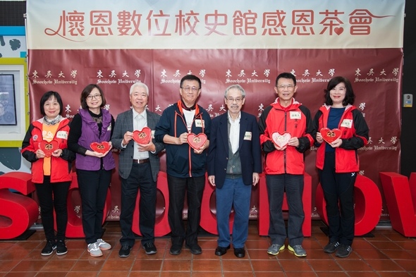 圖片標題:圖說3：陳鴻智學長(右3)頒發春風送暖獎盤表揚捐款人。 (1)